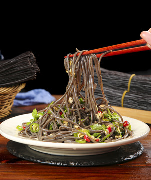 筷子上夹着香辣蕨根粉