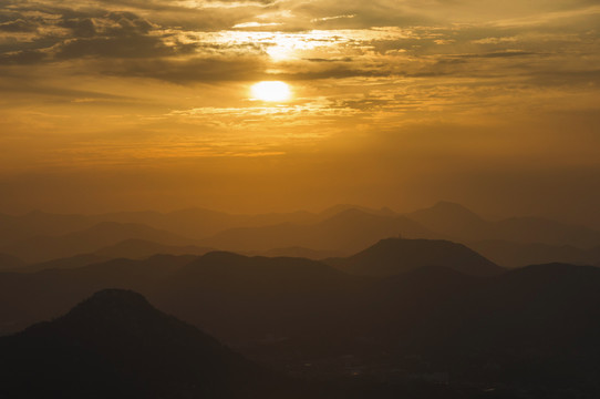 群山起伏之景