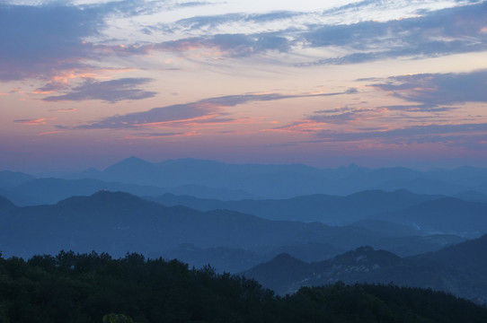 山峦起伏云霞飞