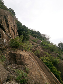 岩石峭壁栈道