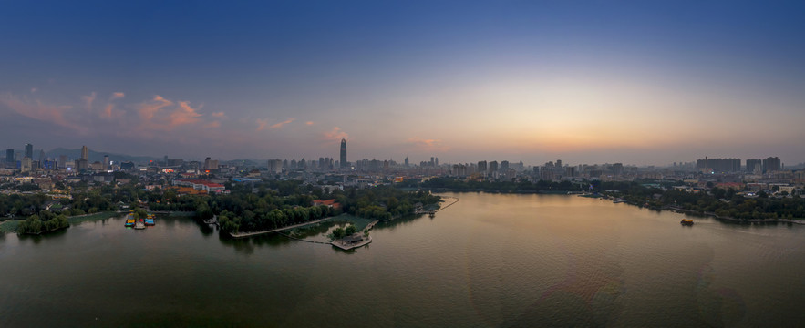 大明湖日落宽幅全景