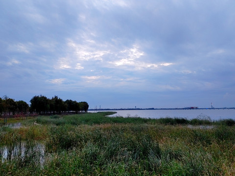 湿地公园湖边晚霞七彩祥云