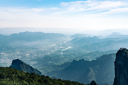 天门山下的城市