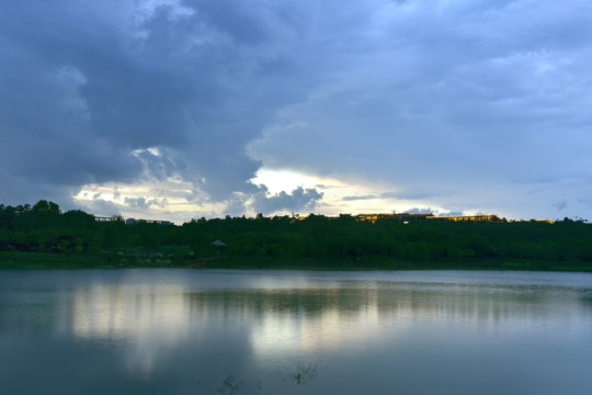 云南蒙自文澜湖晚景