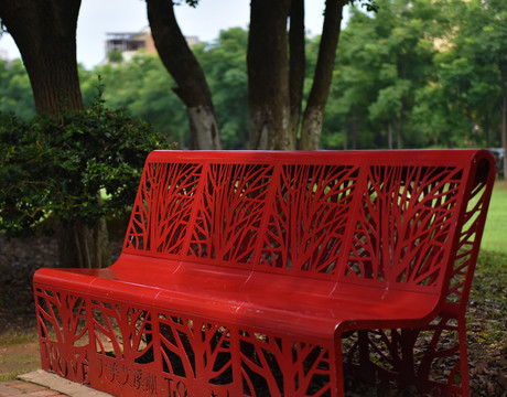 绿草地上的红色休闲椅