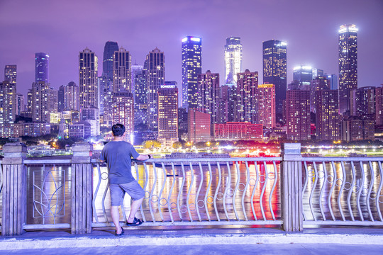 在重庆江边看夜景