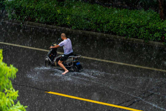 雨中骑行的人