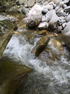 山间水流