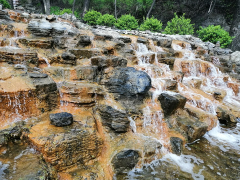 乱石溪流