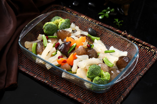 鲍汁松露烩筋参