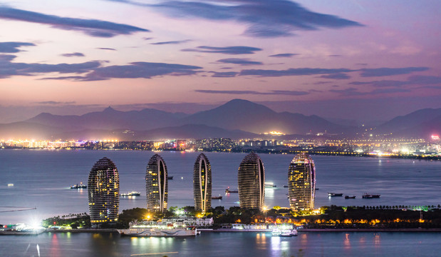 三亚凤凰岛璀璨夜景与紫色时刻