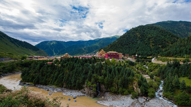 雅砻江边的藏寨