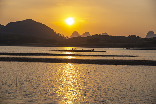 金色阳光湖泊风景