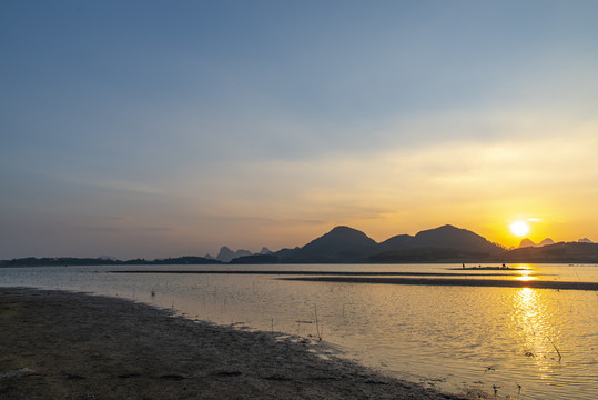 湖泊夕阳风景