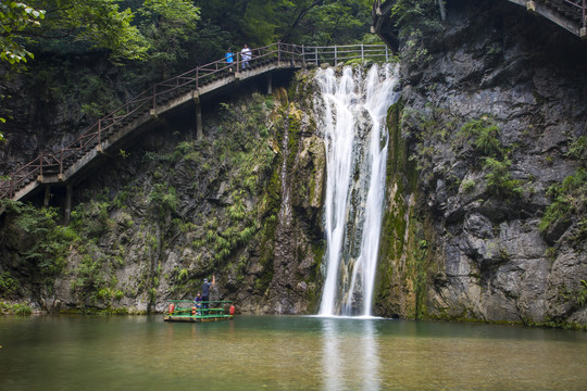 山泉瀑布