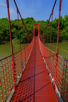 红色吊桥