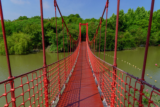 红色吊桥