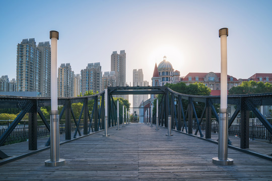 天津城市天际线和海河上的桥梁