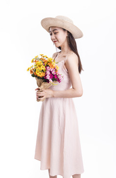 穿粉色连衣裙拿着一束花的女人