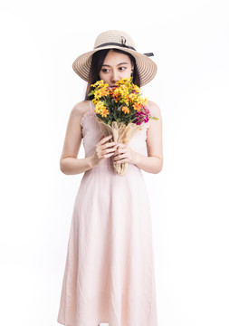 穿粉色连衣裙拿着一束花的女人