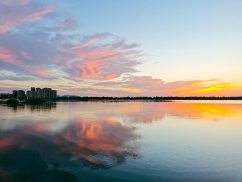 湖泊晚霞