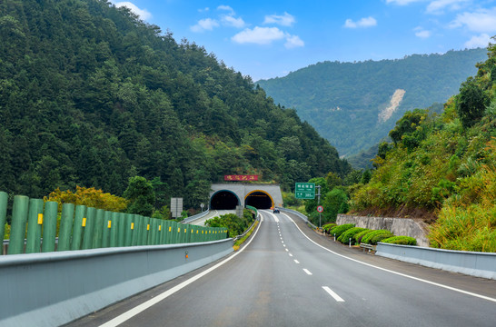 高速公路隧道入口