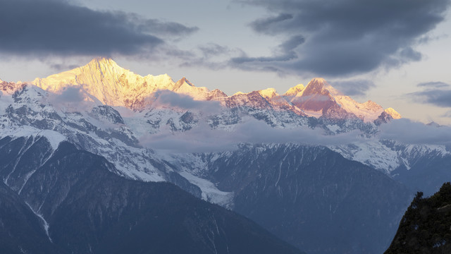 云南迪庆日照梅里雪山