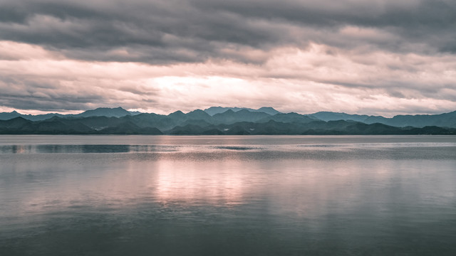 湖泊夕阳晚霞