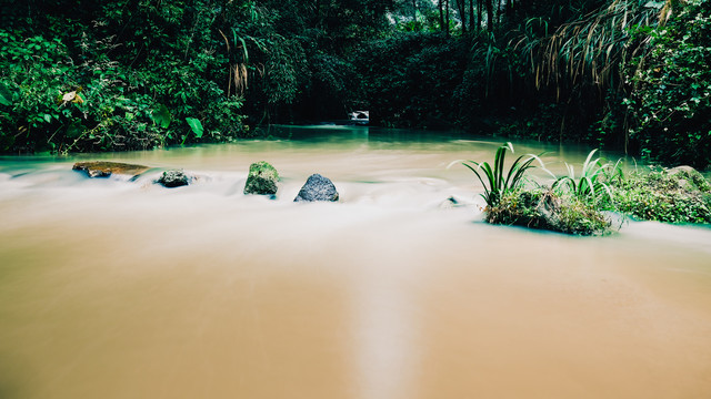 溪水流动