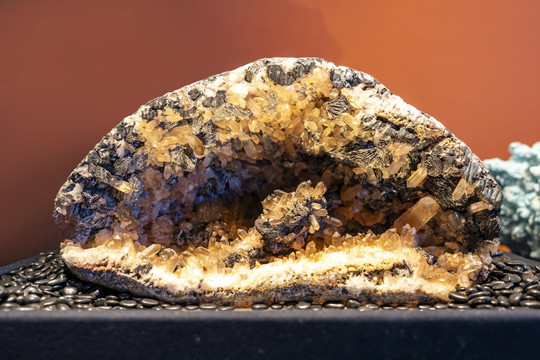 水晶镜铁矿晶洞标本