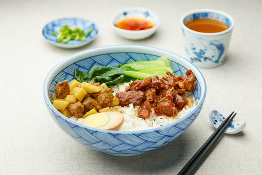 土豆排骨拼啤酒鸭饭