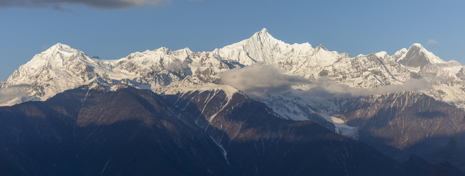 蓝天白云梅里雪山风景