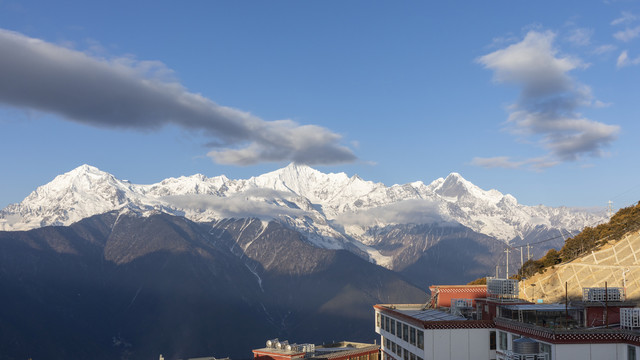 蓝天白云梅里雪山风景