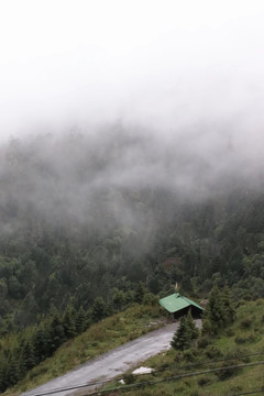 烟雾缭绕的山间小屋