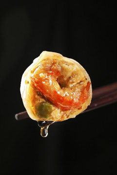 筷子上夹着小龙虾饺子