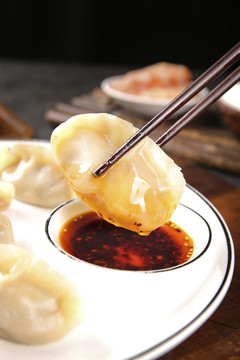 筷子上夹着手工饺子