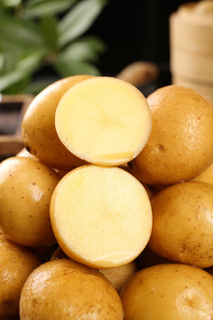 堆放着的黄心小土豆
