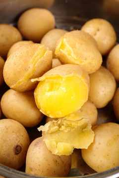 蒸熟的黄心小土豆