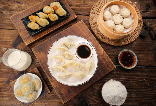 盘子里的手工水饺