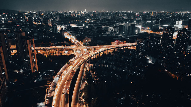 城市夜间高速路