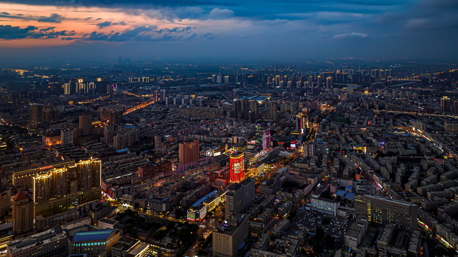 落日余晖下的中国长春城市风景