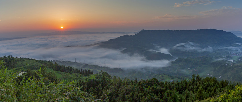 晨雾缭绕高山沟壑风景