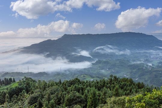 晨雾缭绕高山沟壑风景