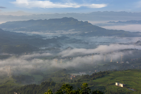 晨雾缭绕高山沟壑风景