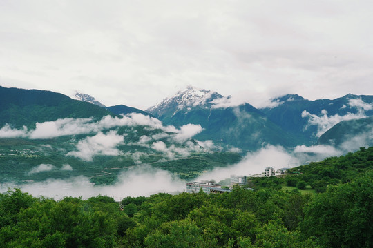 西藏雪山云雾高山风景