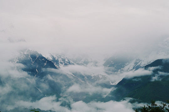 西藏云雾冰川景色