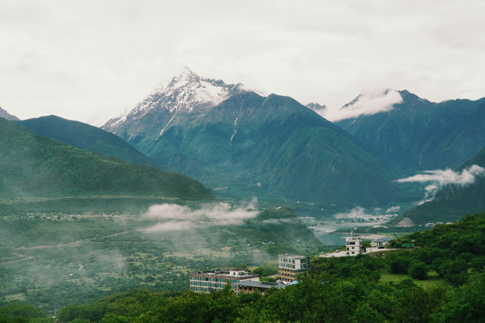 西藏林芝索松村雪山村庄