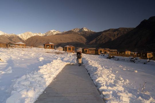 塔村雪景