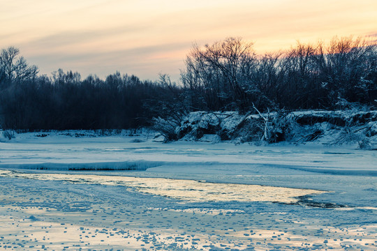 冬季清晨冰雪河流