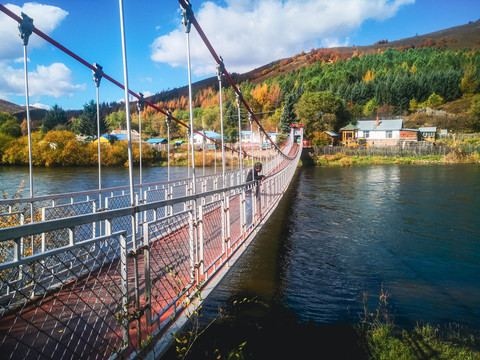 秋季山村吊桥
